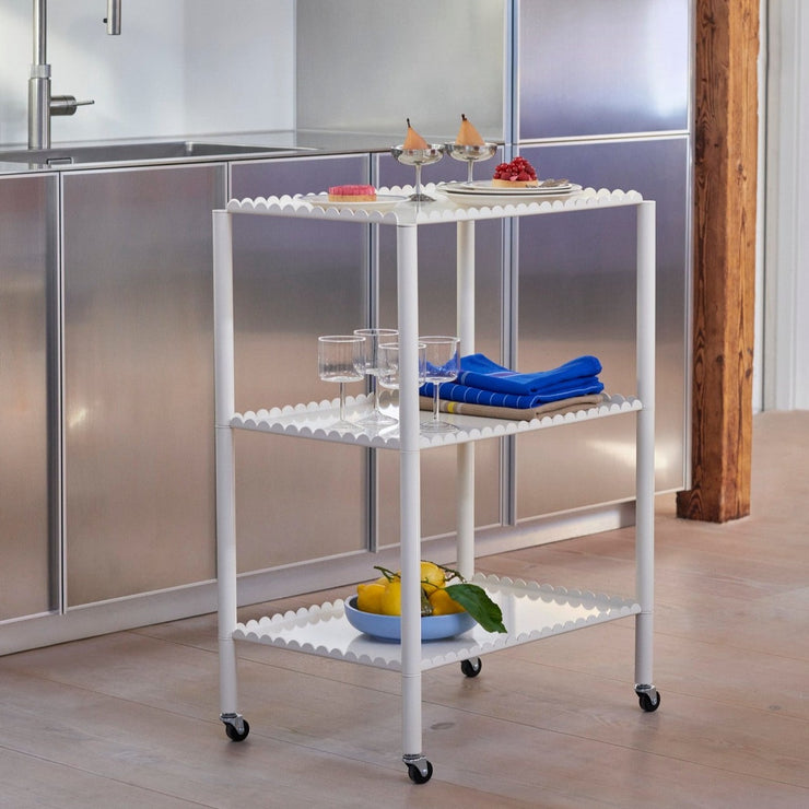 Trallen Arcs Trolley fra Hay er superfin å bruke som ekstra lagringsplass på kjøkkenet eller til servering!