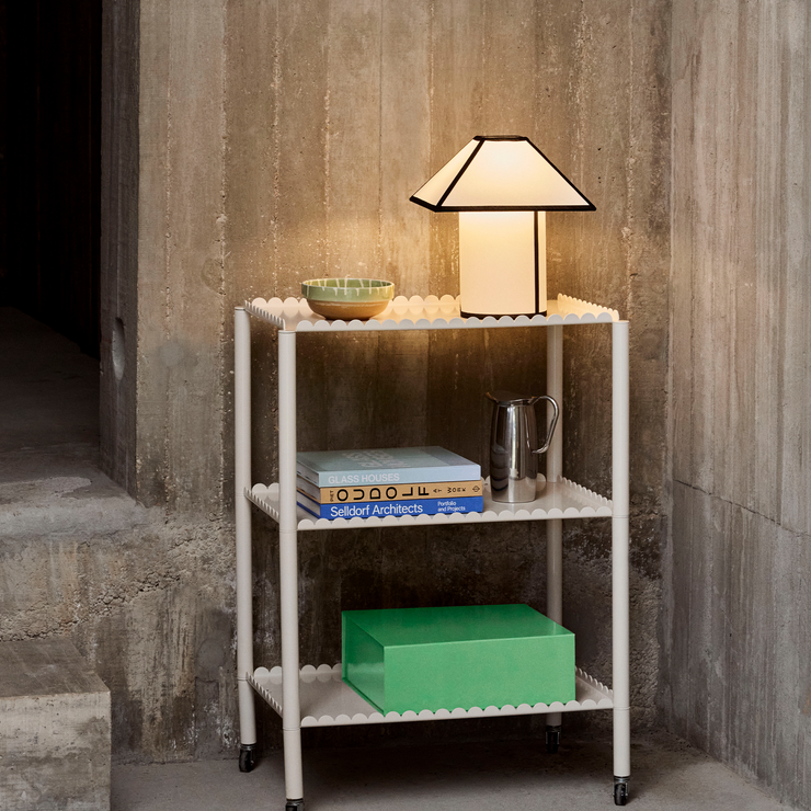 Bordlampe Ava Pyramid Table Lamp 290 fra Hay.