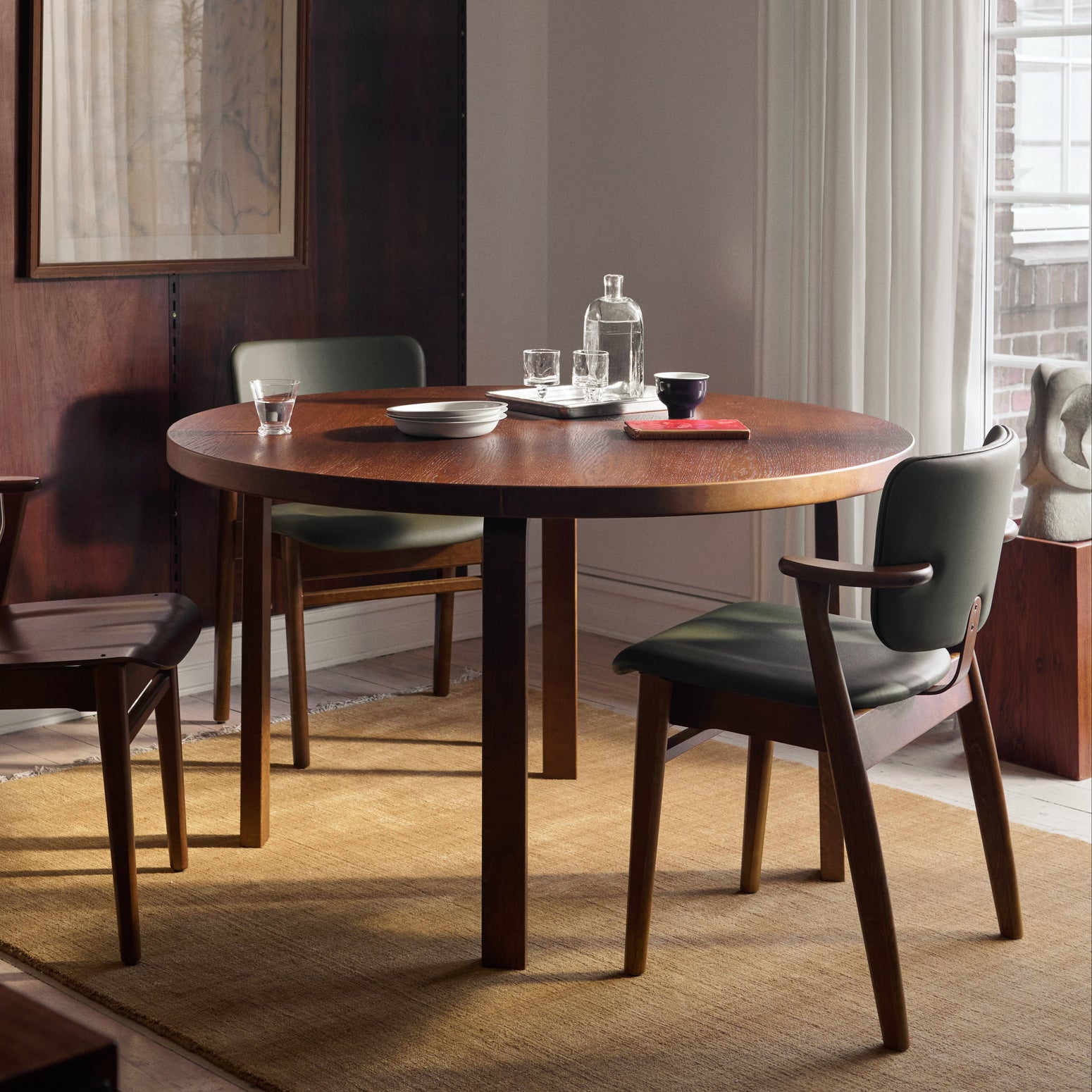 Stolen Domus Chair ble opprinnelig designet i en møbelserie for studenthuset Domus Academica i Helsinki i 1946 av Ilmari Tapiovaara, og oppnådde stor suksess internasjonalt. Stolen ble etter hvert bare kjent som "den finske stolen". Domusstolen er svært komfortabel å sitte på, og er et mesterverk innen moderne møbeldesign.