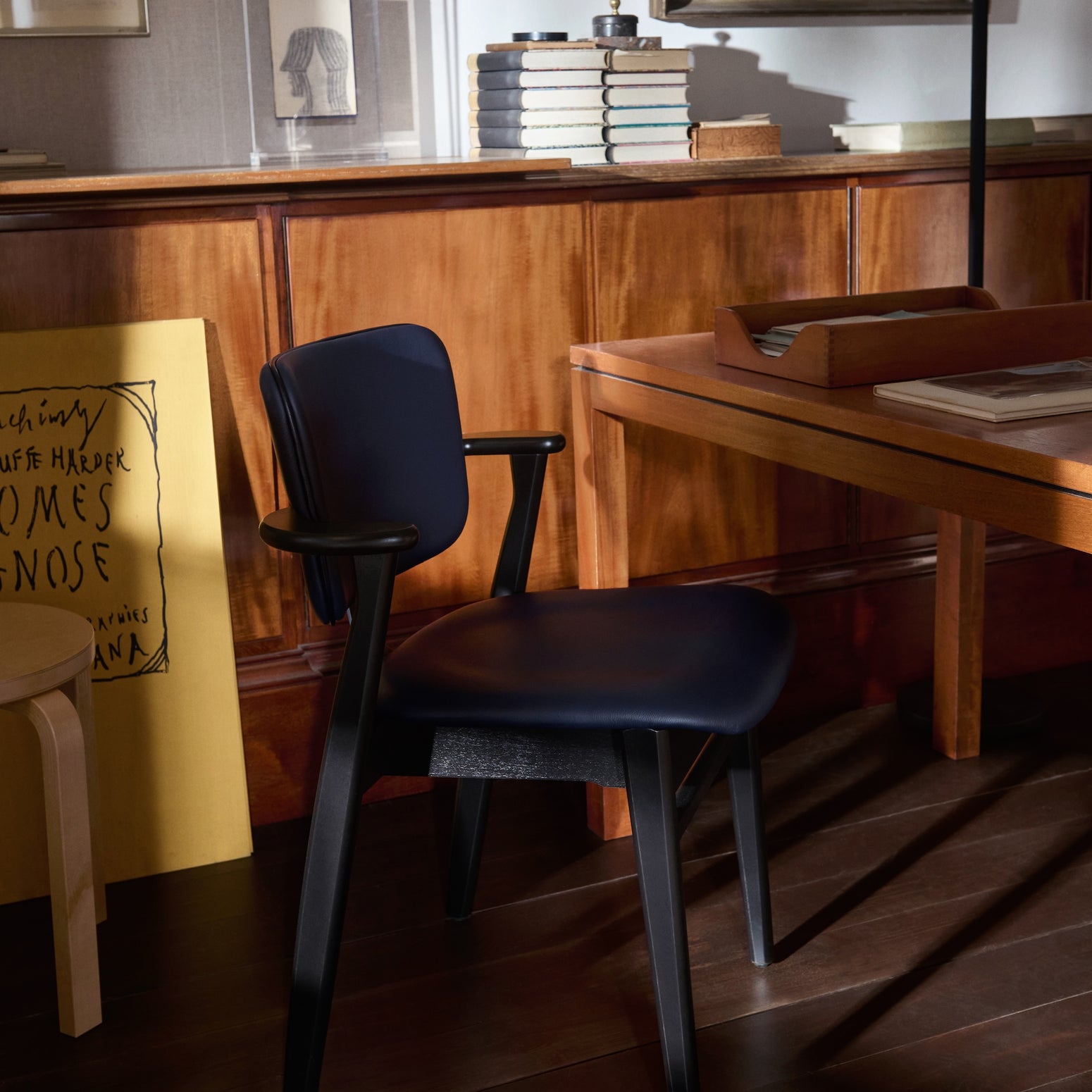 Stolen Domus Chair fra Artek i svartbeiset bjørk med mørkeblått skinn og svart kantbise i skinn