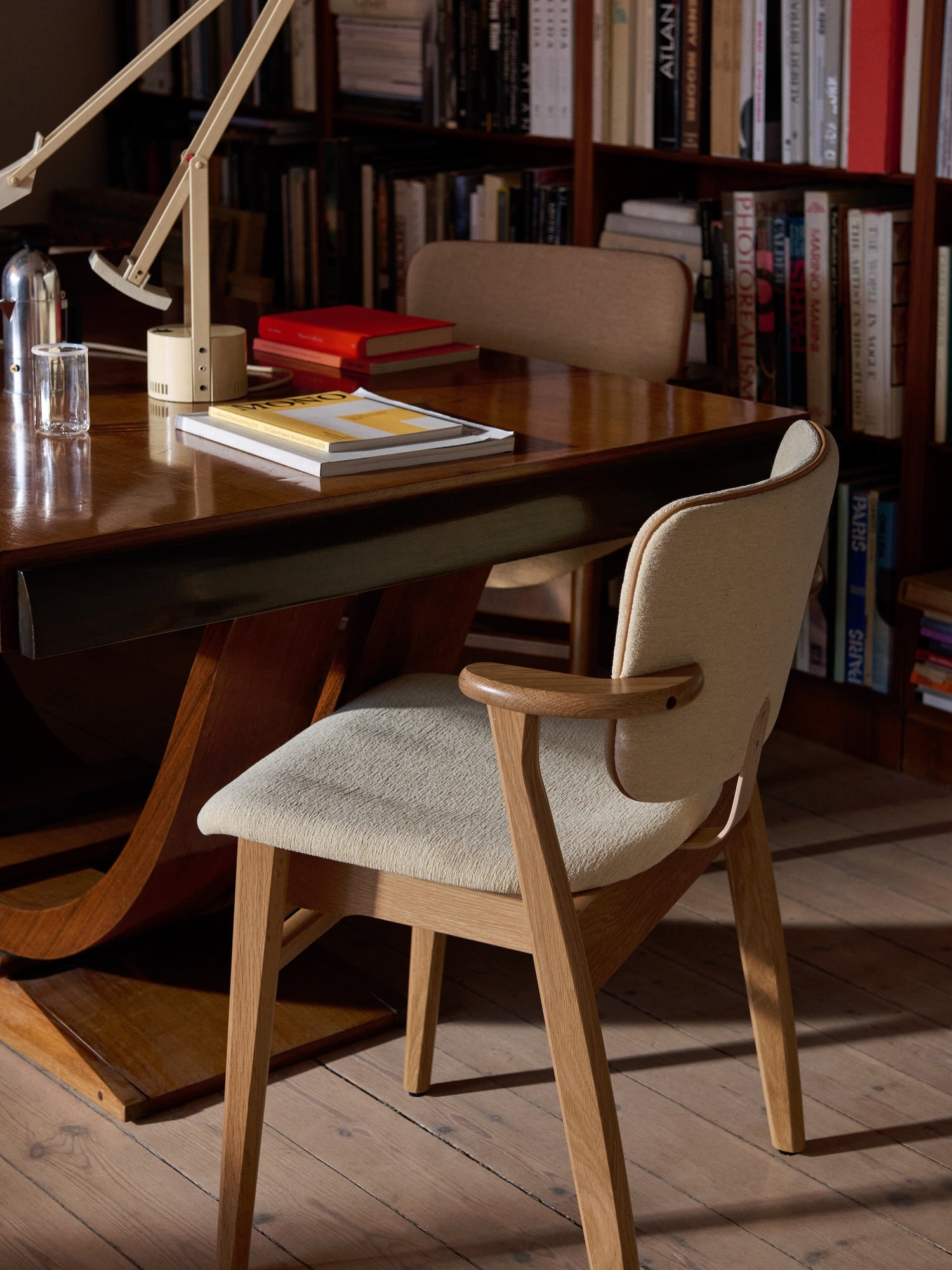 Stolen Domus Chair fra Artek i eik med kremfarget tekstil og kantbise i brunt skinn