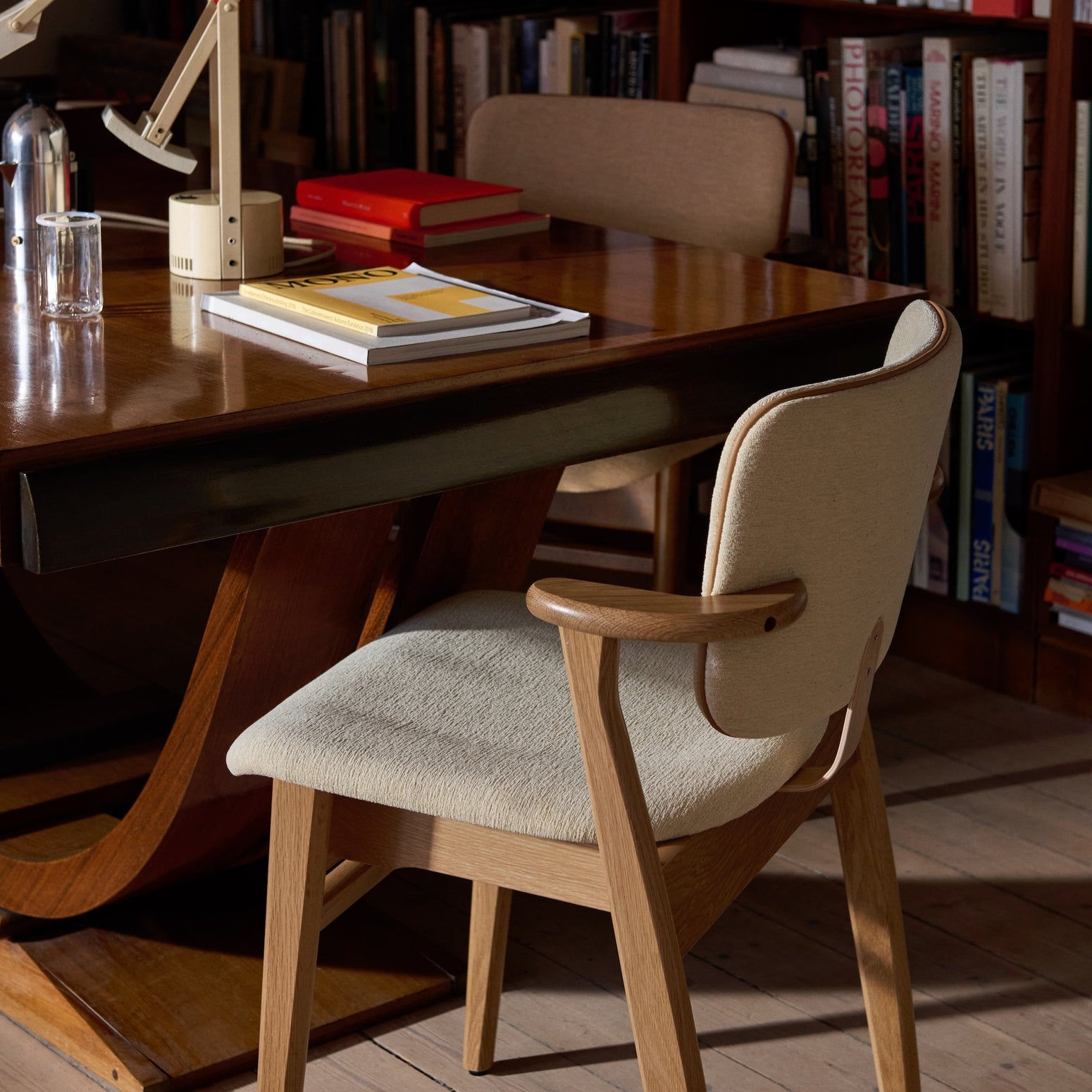 Stolen Domus Chair fra Artek i eik med kremfarget tekstil og kantbise i brunt skinn