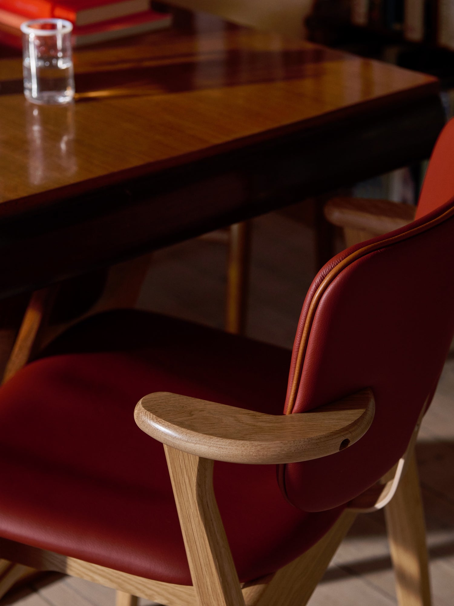 Stolen Domus Chair fra Artek i eik med rødt skinn og konjakkfarget kantbise i skinn