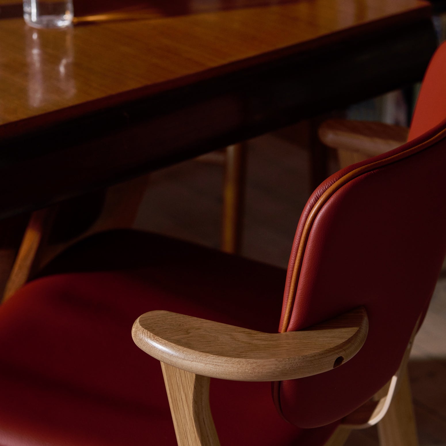 Stolen Domus Chair fra Artek i eik med rødt skinn og konjakkfarget kantbise i skinn