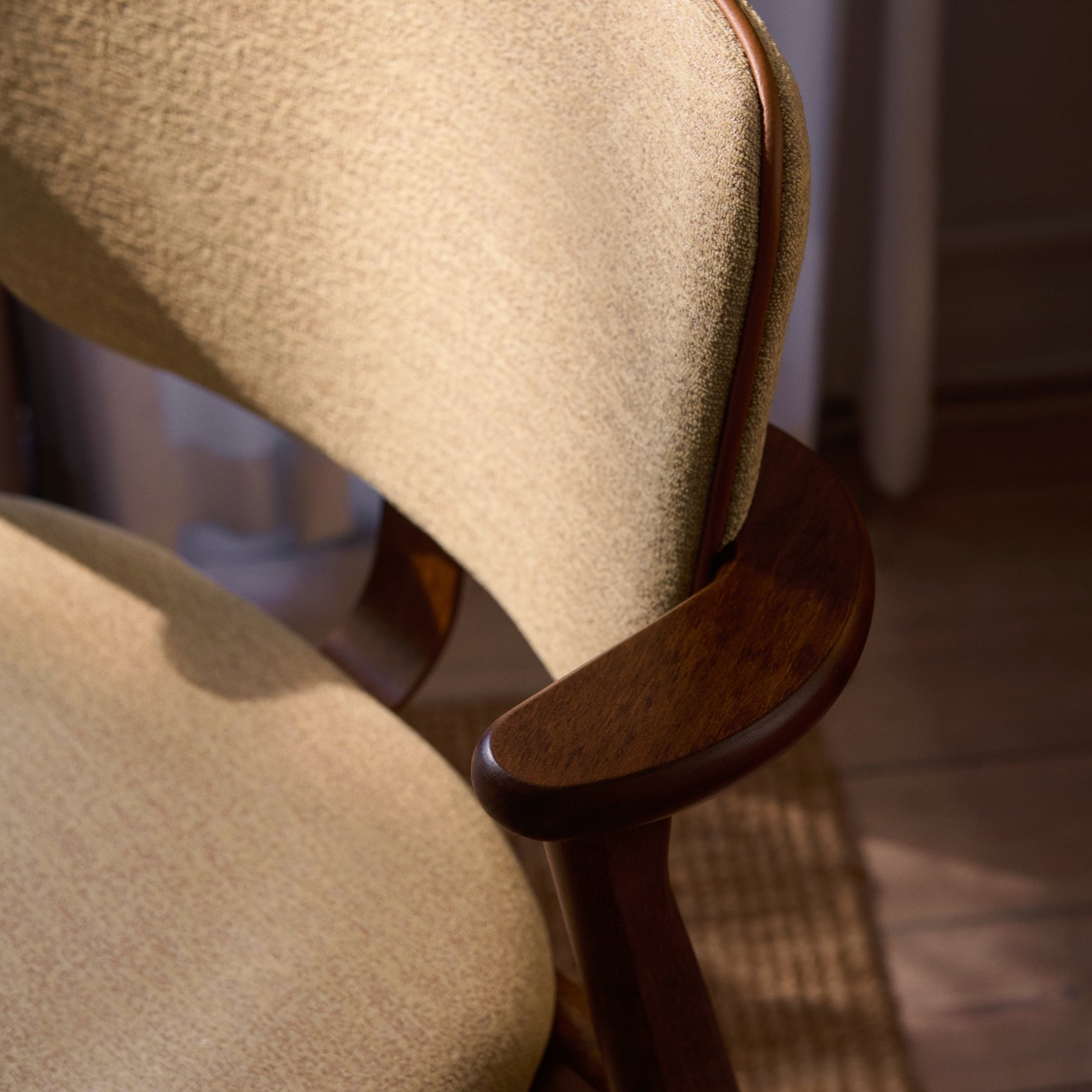 Velg mellom valnøttbeiset bjørk med beige tekstil eller grønt skinn, eik med kremfarget tekstil eller rødt skinn og svartbeiset bjørk med mørkeblått skinn. Alle vakre og unike på hver sin måte, med kontrastfarget kantbise.