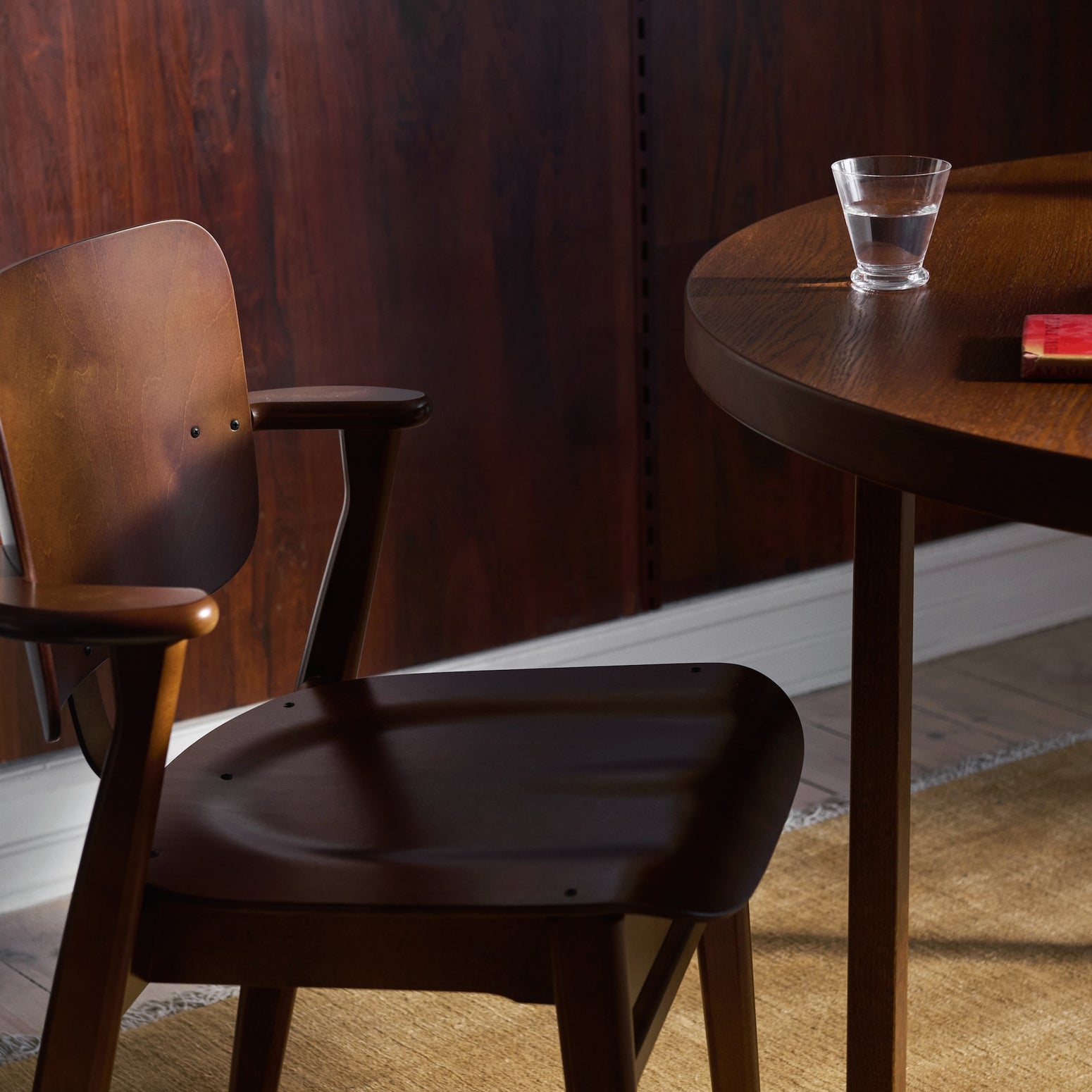 Domus Chair fra Artek i beiset valnøttfarge
