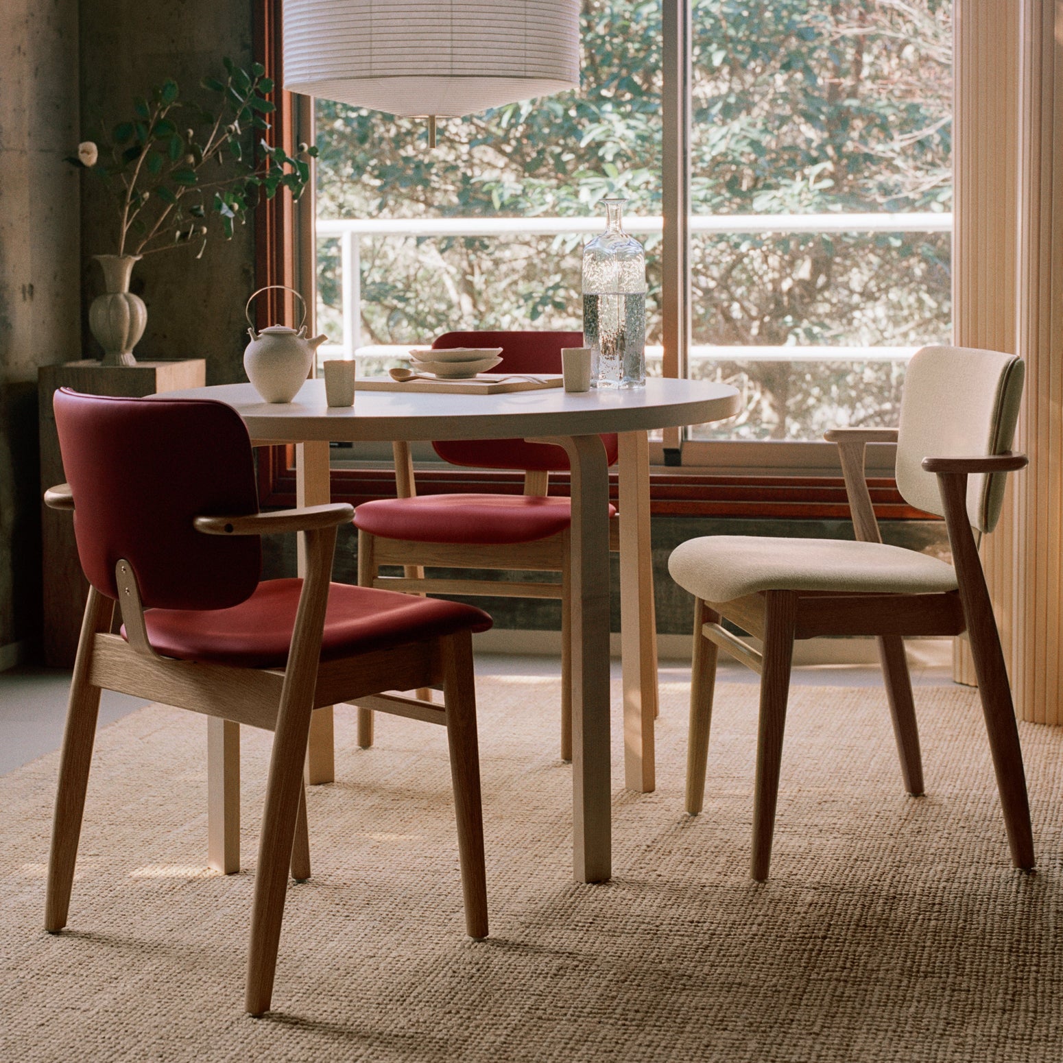 Stolen Domus Chair fra Artek i eik med rødt skinn og konjakkfarget kantbise i skinn