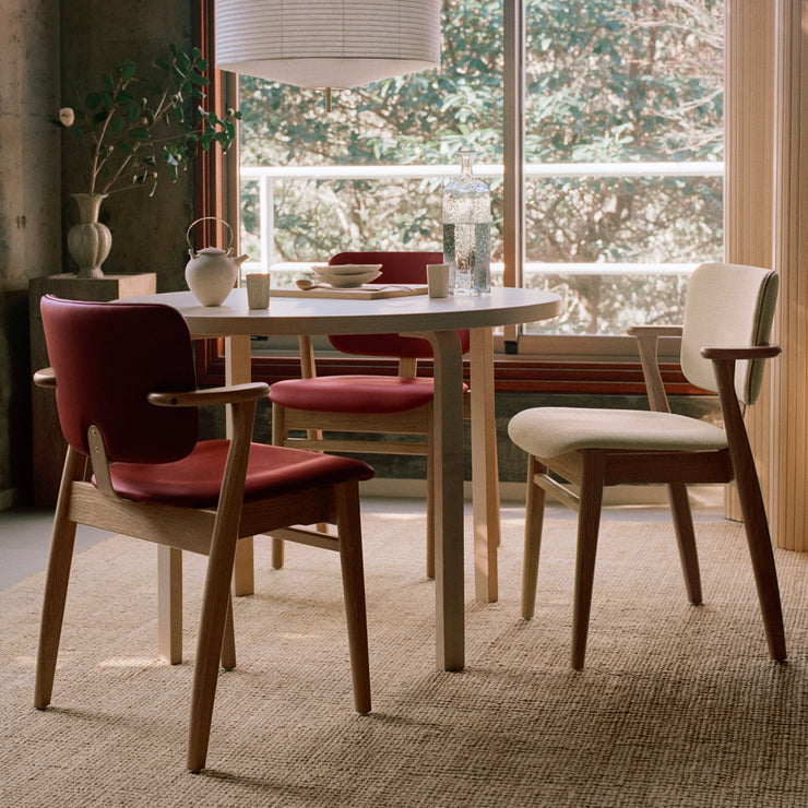 Stolen Domus Chair fra Artek i eik med rødt skinn og konjakkfarget kantbise i skinn