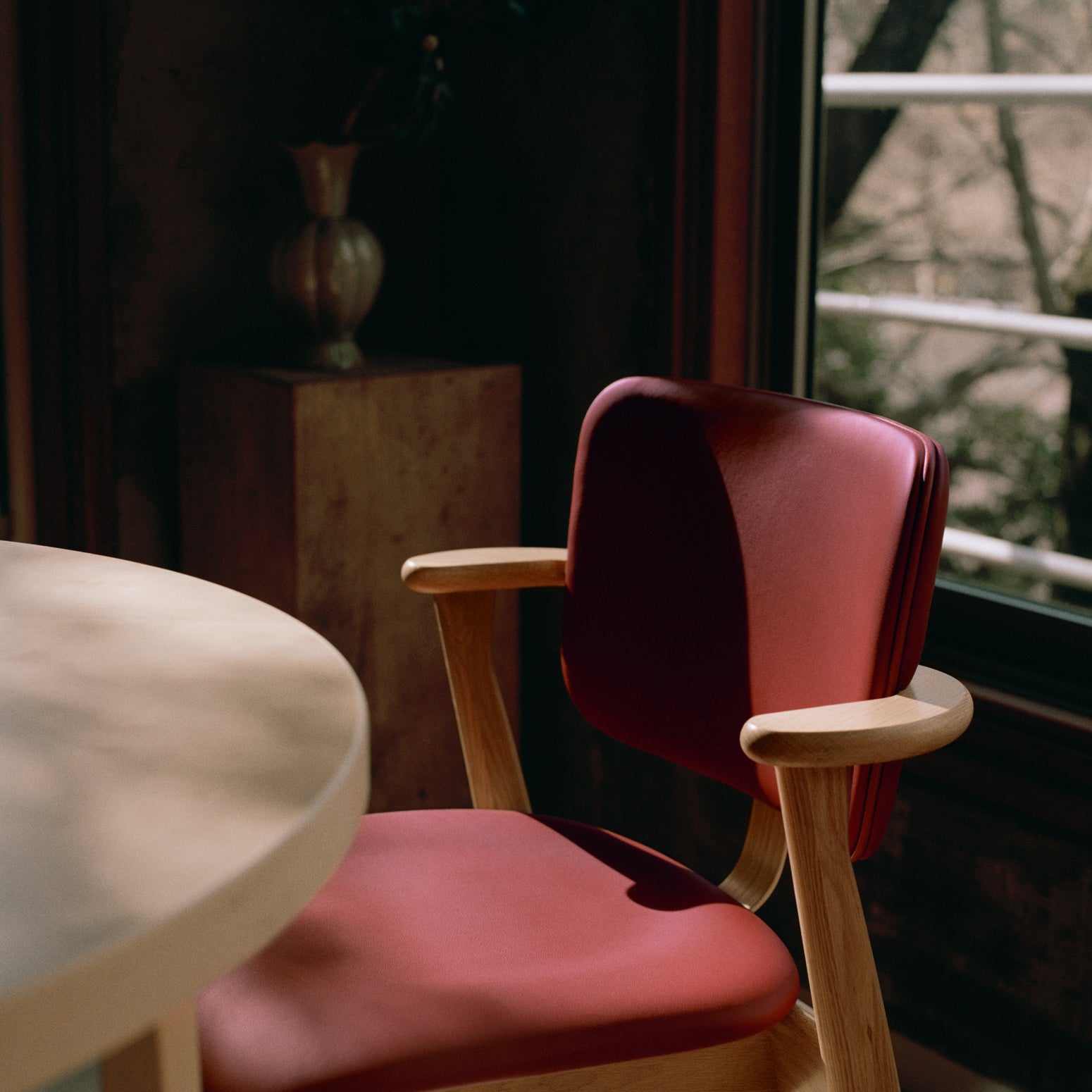 Stolen Domus Chair fra Artek i eik med rødt skinn og konjakkfarget kantbise i skinn