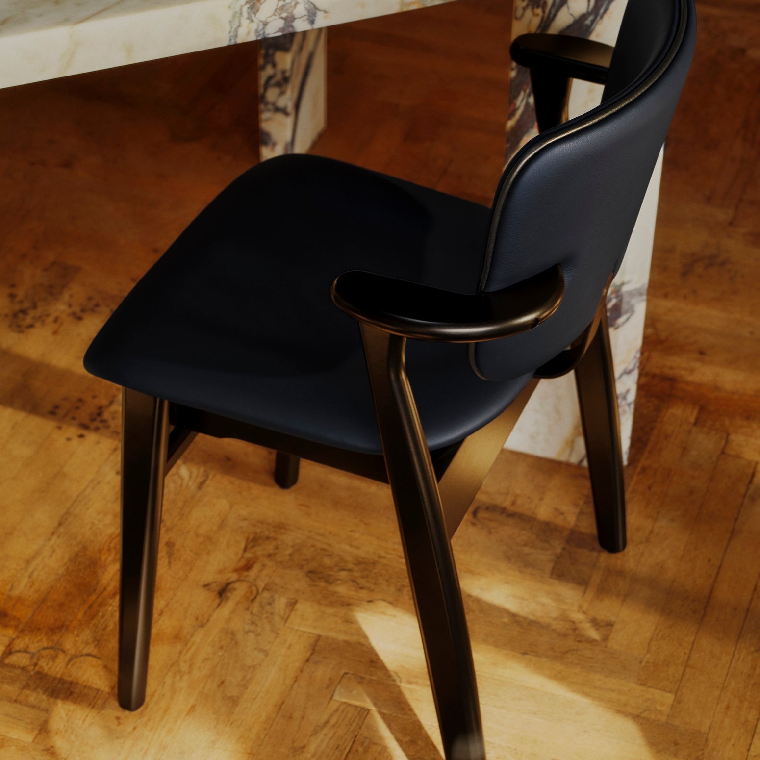 Stolen Domus Chair fra Artek i svartbeiset bjørk med mørkeblått skinn og svart kantbise i skinn