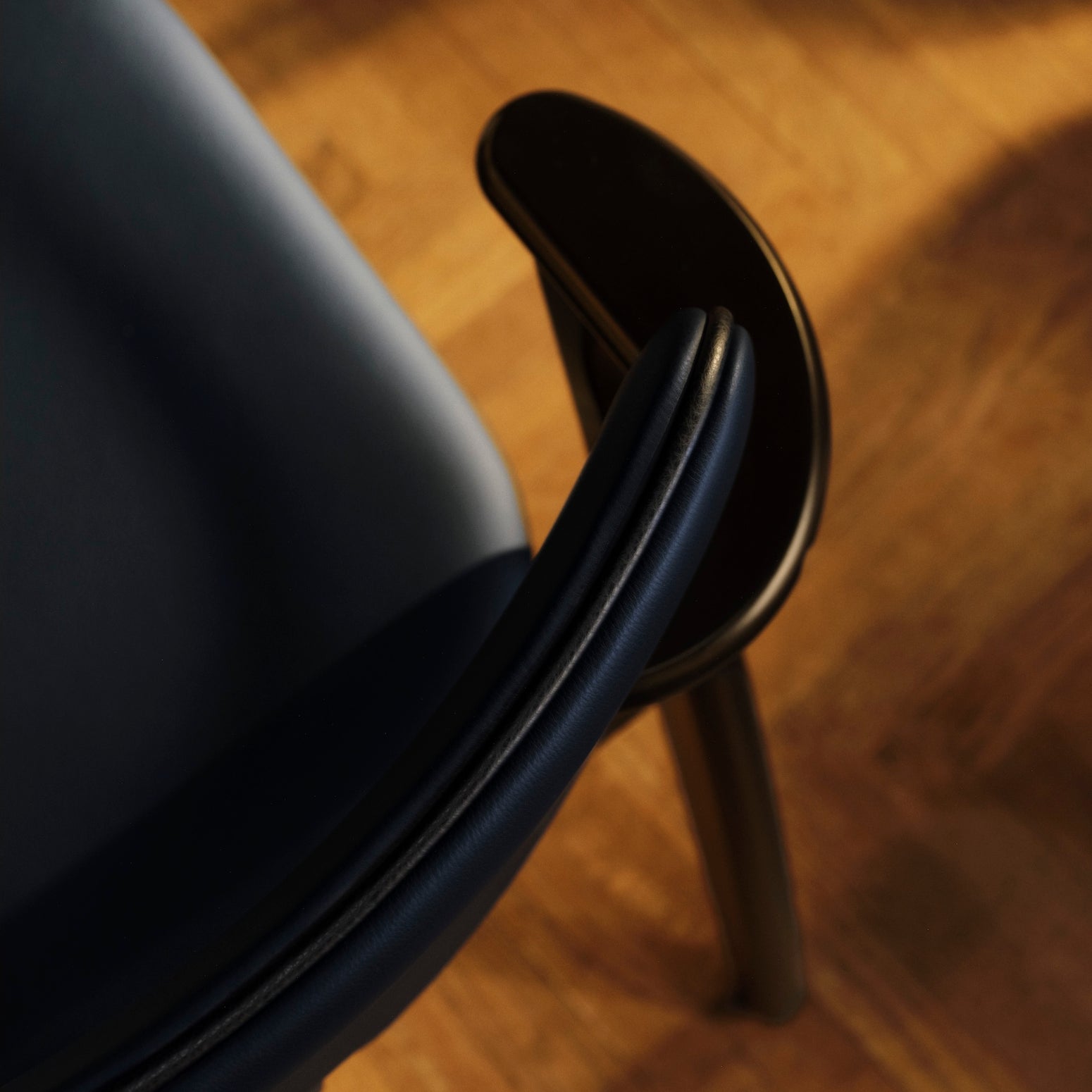 Stolen Domus Chair fra Artek i svartbeiset bjørk med mørkeblått skinn og svart kantbise i skinn