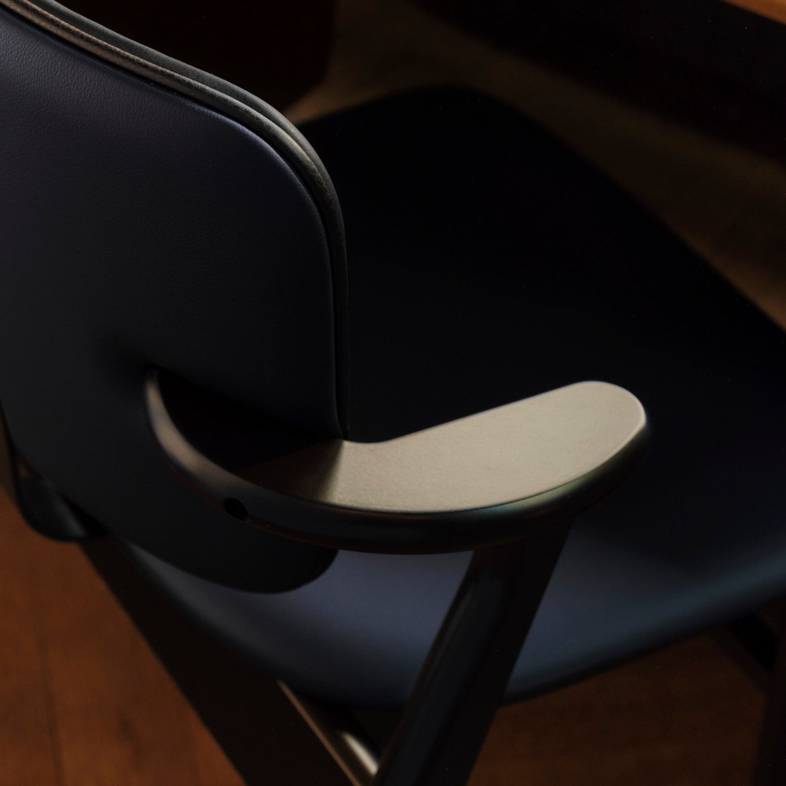Stolen Domus Chair fra Artek i svartbeiset bjørk med mørkeblått skinn og svart kantbise i skinn