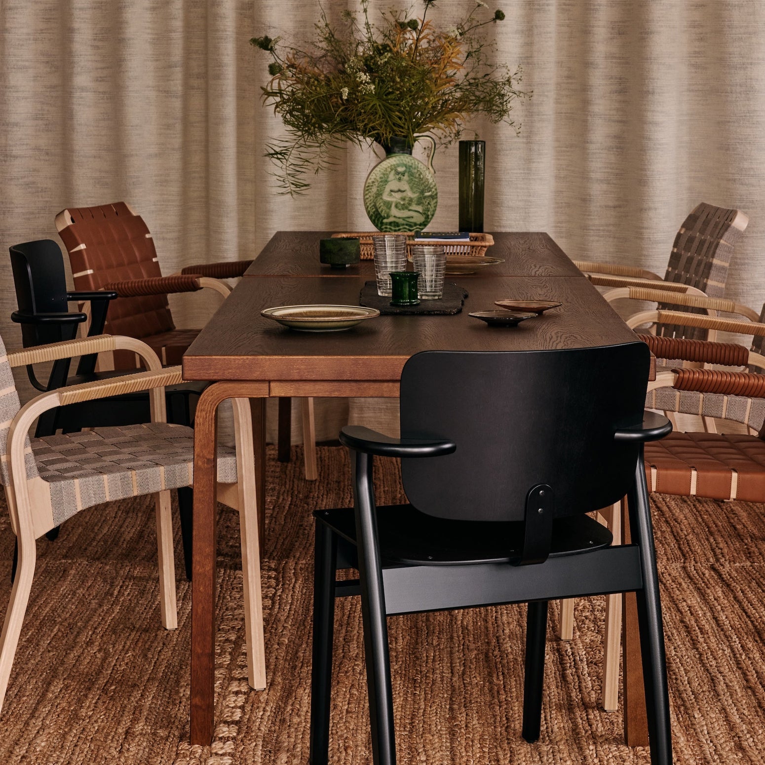 Domus Chair fra Artek i beiset svart utgave
