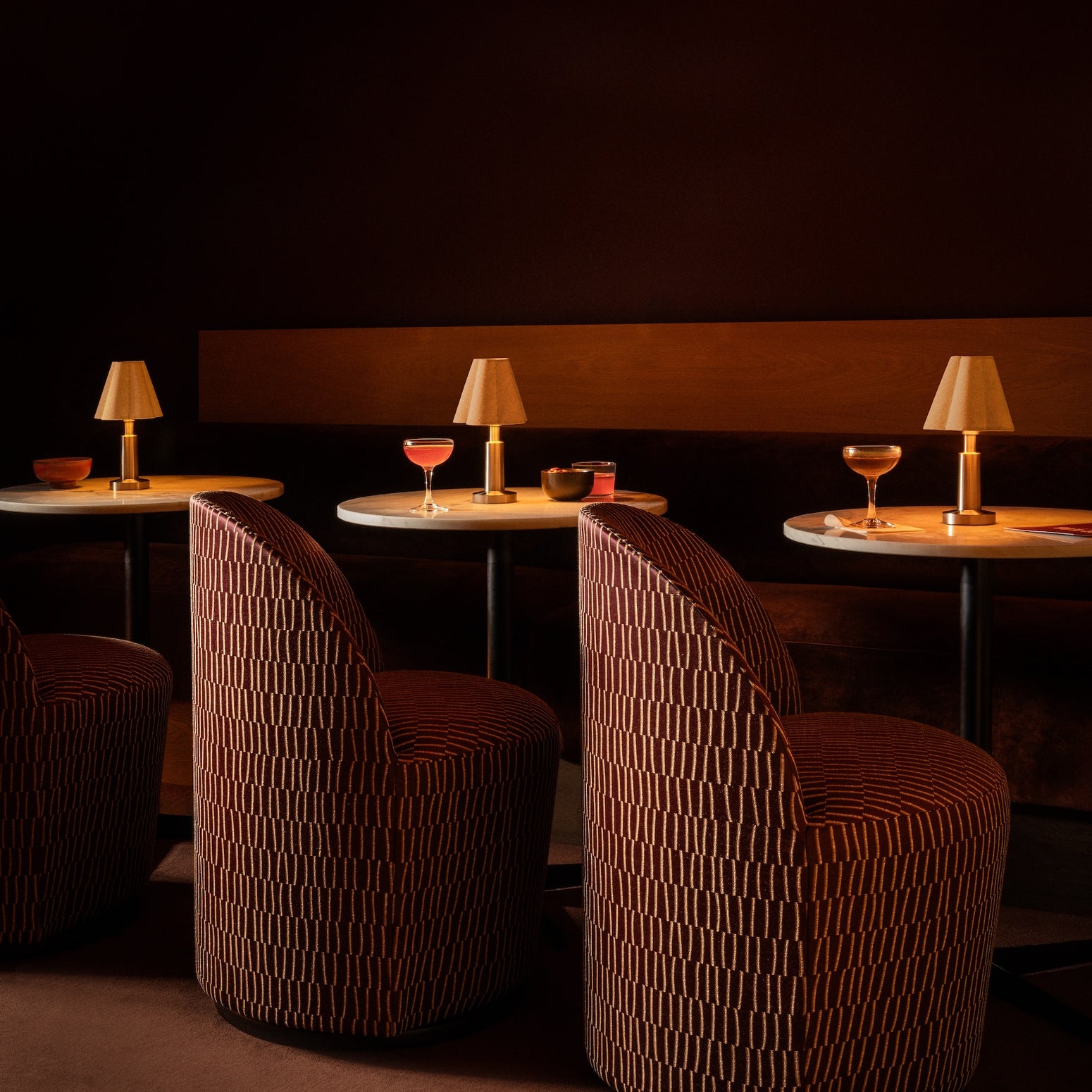 Bordlampen ble opprinnelig utviklet for Admiral Hotel i København, der designeren ønsket seg en lampe som kunne myke opp stemningen rundt spisebordet uten å bli for dominerende. 