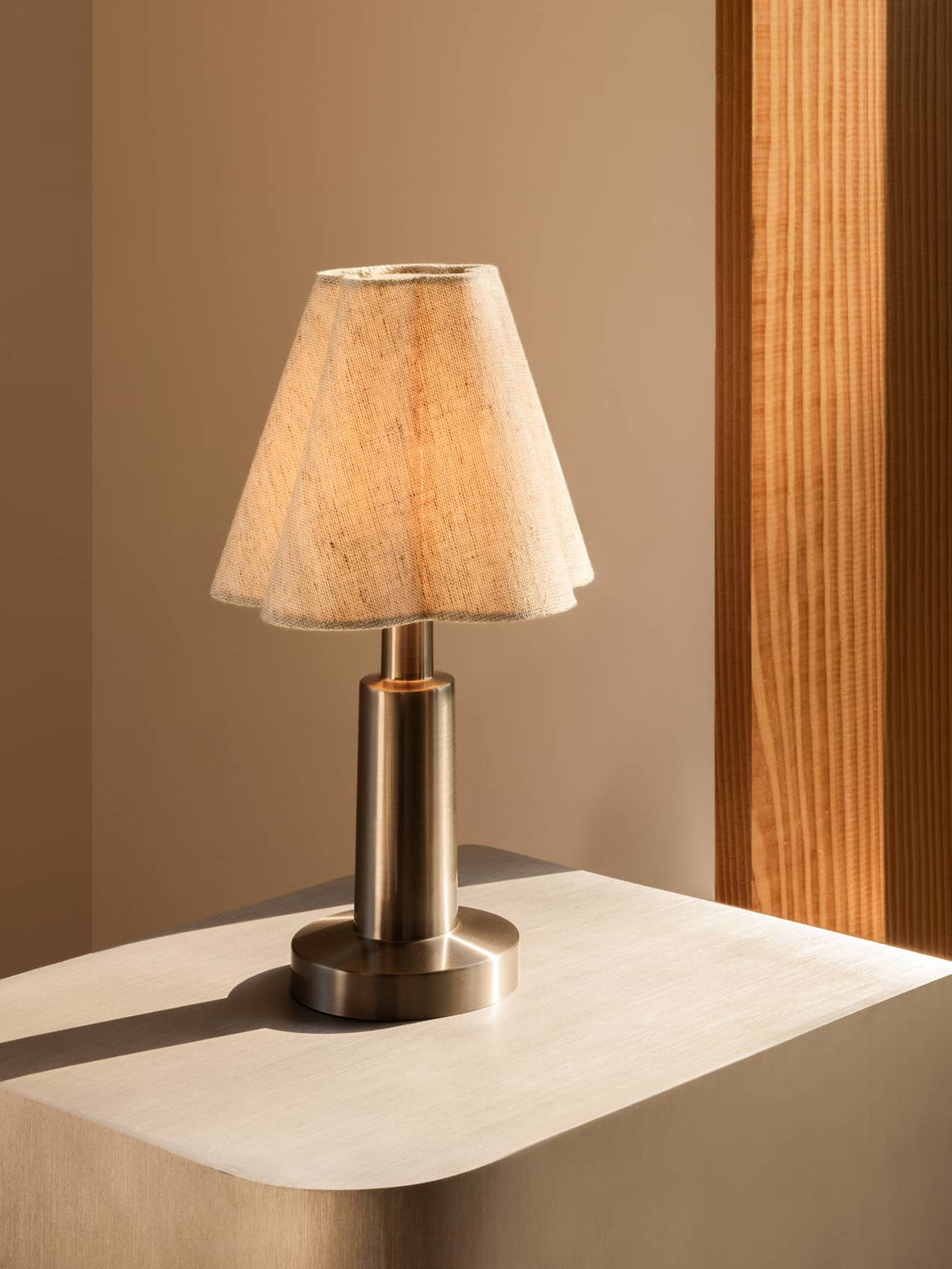 Admiral Portable Lamp fra Audo Copenhagen– en formfin oppladbar bordlampe med linskjerm
