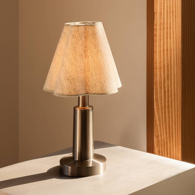 Admiral Portable Lamp fra Audo Copenhagen– en formfin oppladbar bordlampe med linskjerm