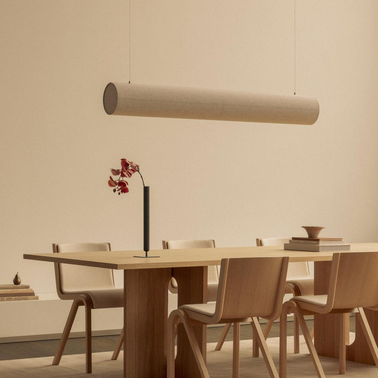 Lampeserien Hashira fra Audo Copenhagen med rammeverk i stål og skjerm i lin, er en nordisk og moderne vri på tradisjonelle japanske rispapirlamper designet for å skape ro og eleganse i et rom. Lampeserien er designet av Norm Architects - som står bak mange av våre designfavoritter. 