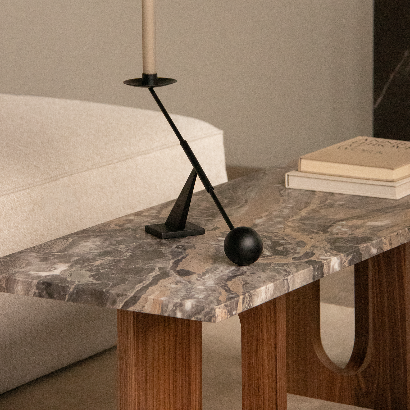 Sofabord Androgyne Lounge Table med platetopp i Grey Galaxy Marble og understell i valnøtt fra Audo Copenhagen.