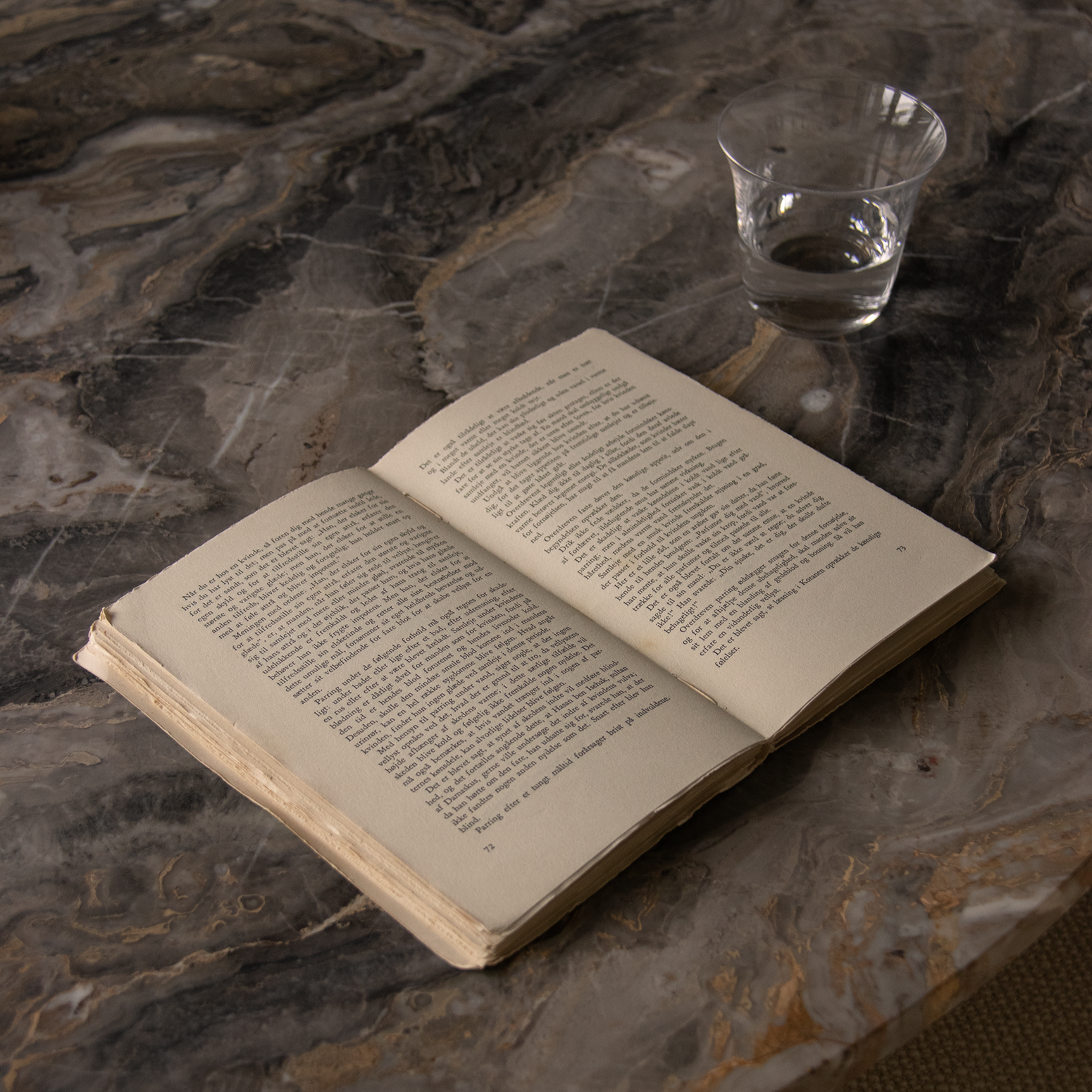 Spisebordet Androgyne Dining Table 120 cm med bordplate i Grey Galaxy Marble fra Audo Copenhagen.