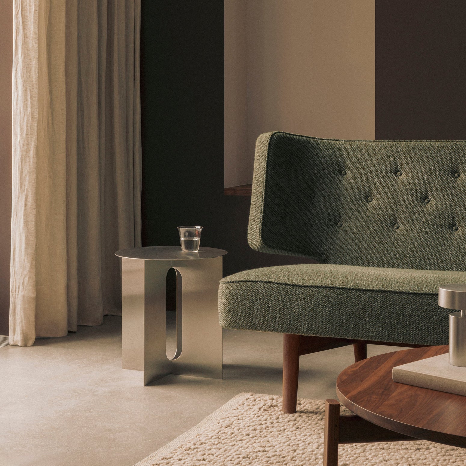 Sidebord Androgyne Side Table Ø40 cm fra Audo Copenhagen med understell i krom.