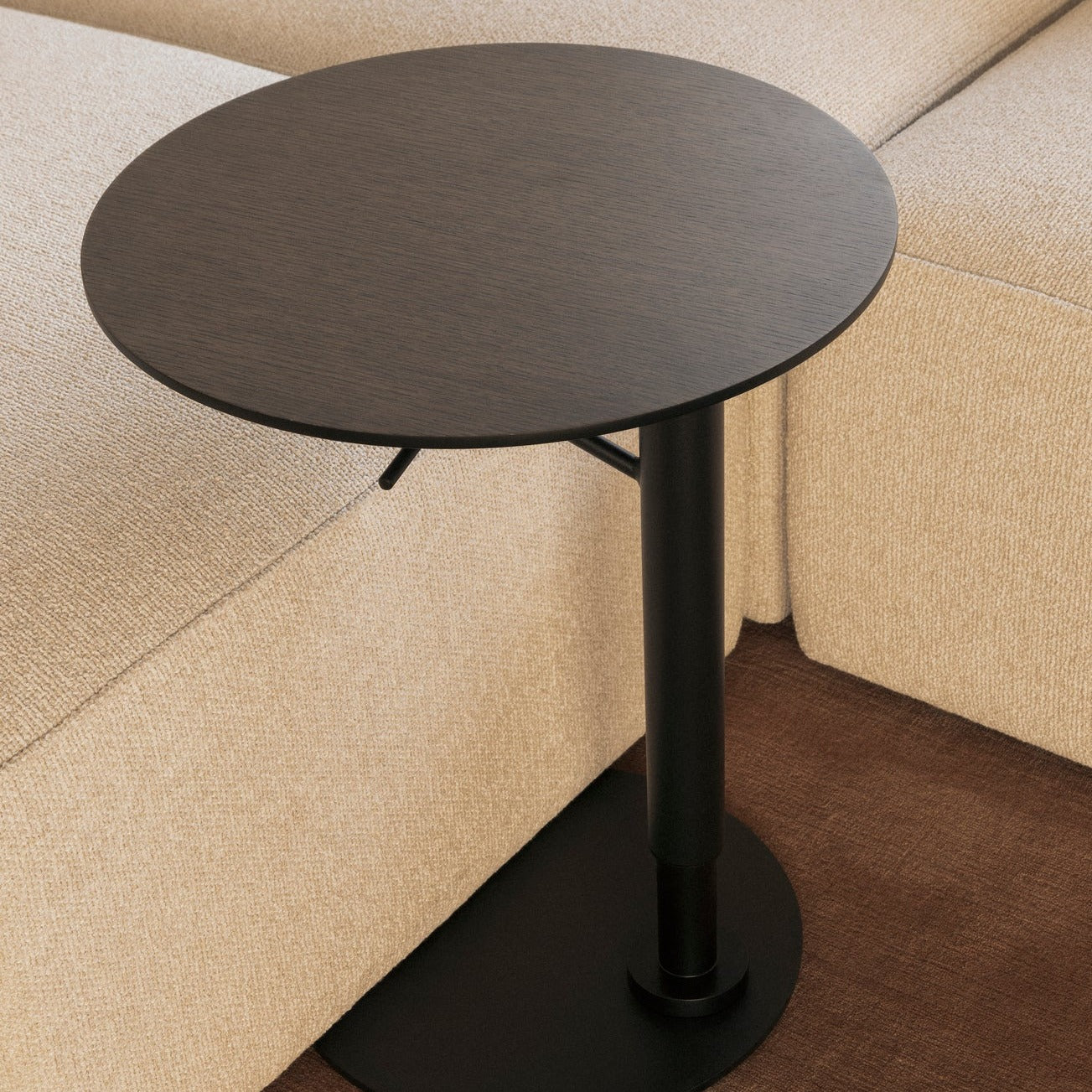 Sidebordet Branch fra Audo Copenhagen er perfekt som et ekstra sidebord til sofaen eller lenestolen – som en liten arbeidsstasjon eller et sted å sette fra seg kaffekoppen!