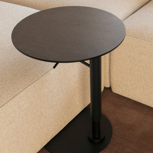 Sidebordet Branch fra Audo Copenhagen er perfekt som et ekstra sidebord til sofaen eller lenestolen – som en liten arbeidsstasjon eller et sted å sette fra seg kaffekoppen!