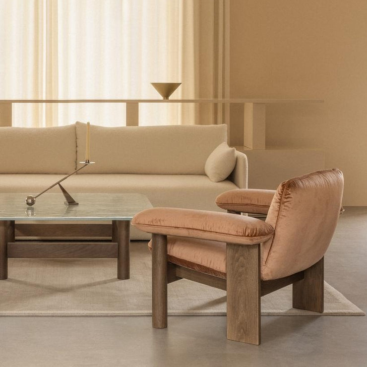 Teppe Duomo Rug fra Audo Copenhagen kombinerer klassisk inspirasjon med moderne design og hyller arkitektur. Teppe i størrelsen 270x270 cm og fargen Limestone Beige