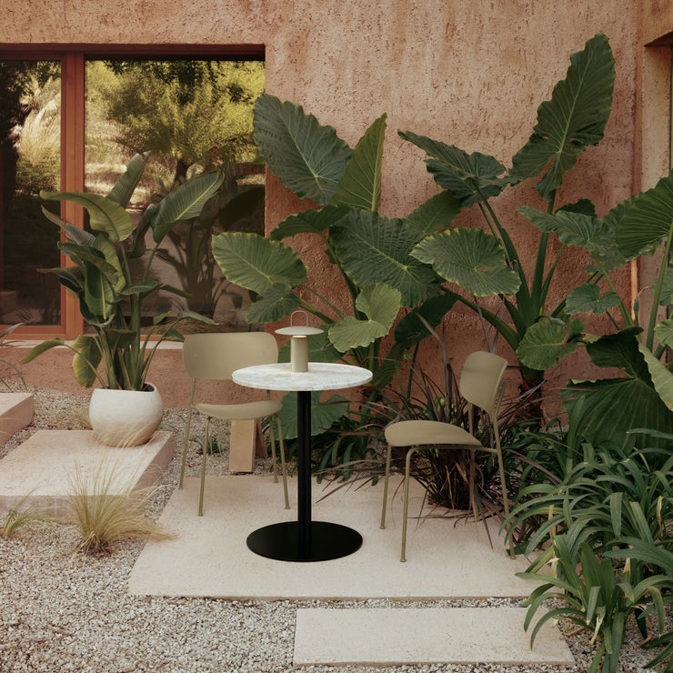Spisestolen Co Dining Chair Outdoor fra Audo Copenhagen er en stilren spisestol i værbestandige materialer med et tiltalende design og god sittekomfort som passer fint inn i alt fra hager og moderne terrasser til mindre balkonger. 