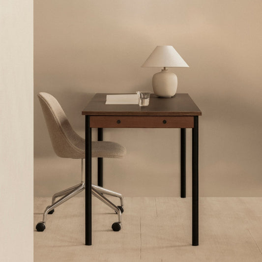 Bordet Co Table fra Audo Copenhagen er moderne i uttrykket, har et slankt design og med bordplate i laminat er det også et funksjonelt og robust bord som er skapt for å vare. 
