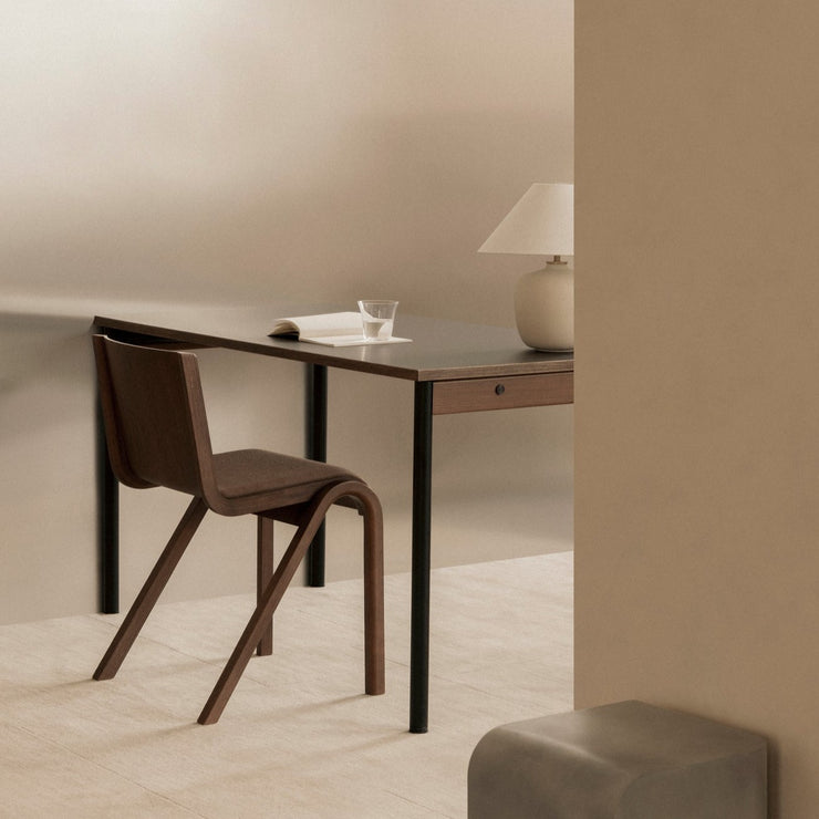 Bordet Co Table fra Audo Copenhagen er tilgjengelig i to rektangulære størrelsesalternativer (70x140 cm og 100x240 cm) og to materialversjoner – velg mellom kremfarget bordplate med ben i krom og detaljer i lys eik, og kullfarget bordplate med sorte ben og detaljer i mørk eik.