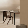 Bordet Co Table fra Audo Copenhagen er tilgjengelig i to rektangulære størrelsesalternativer (70x140 cm og 100x240 cm) og to materialversjoner – velg mellom kremfarget bordplate med ben i krom og detaljer i lys eik, og kullfarget bordplate med sorte ben og detaljer i mørk eik.
