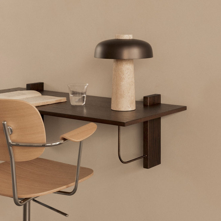 Skrivebordet Corbel Wall Desk fra Audo Copenhagen har vakre detaljer – og materialer!