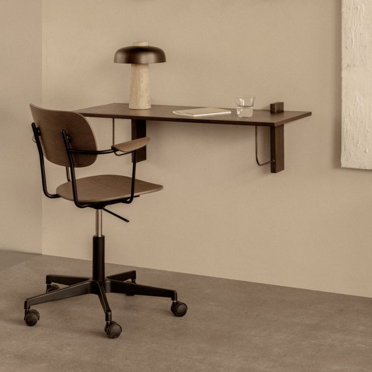 Skrivebordet Corbel Wall Desk fra Audo Copenhagen er perfekt for mindre rom og for deg som ønsker en diskré (men også vakker) arbeidsstasjon i hjemmet. 