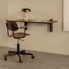 Skrivebordet Corbel Wall Desk fra Audo Copenhagen er perfekt for mindre rom og for deg som ønsker en diskré (men også vakker) arbeidsstasjon i hjemmet. 