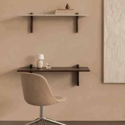 Gi stuen, soverommet eller hjemmekontorkroken et stilrent løft med det fine vegghengte skrivebordet Corbel Wall Desk fra Audo Copenhagen, designet av Krøyer-Sætter-Lassen!