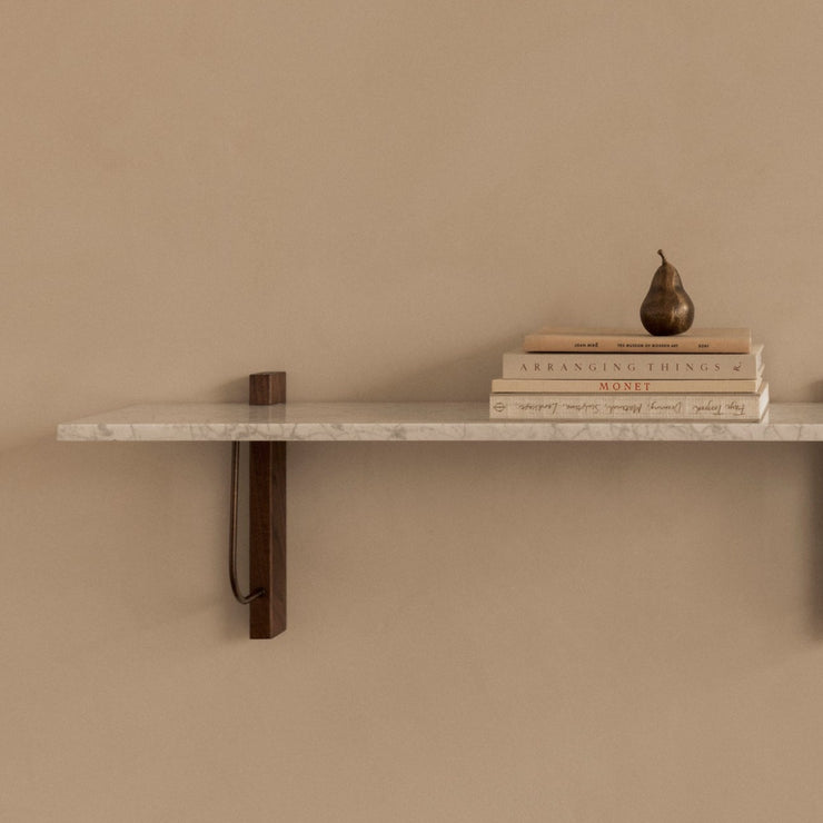Hyllen Corbel Shelf Long fra Audo Copenhagen med hylleplate i hvit Carraramarmor.