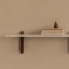 Hyllen Corbel Shelf Long fra Audo Copenhagen med hylleplate i hvit Carraramarmor.