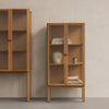Vitrineskapet Curiosity Cabinet fra Audo Copenhagen kommer i to høyder – Tall og Low. 