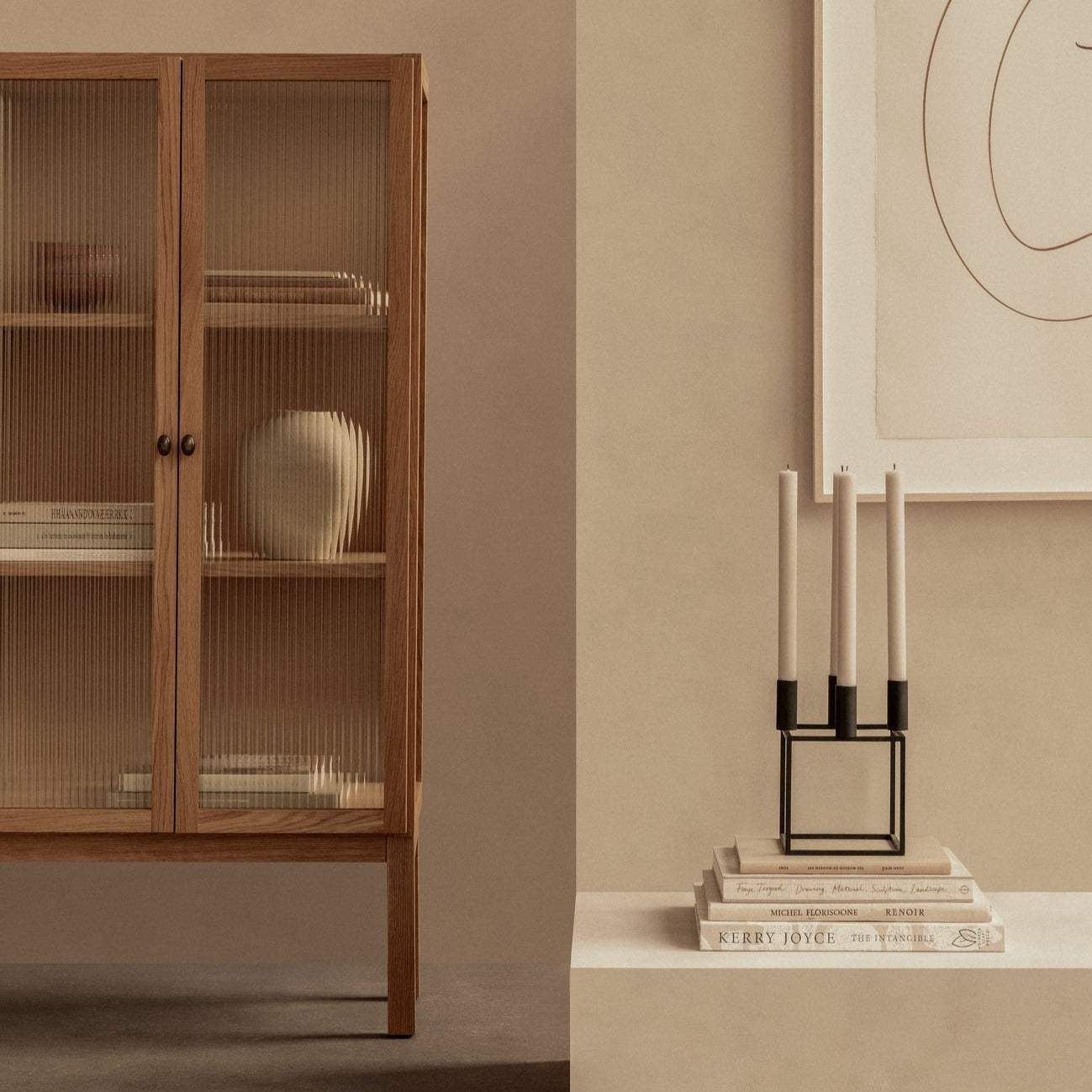 Vitrineskapet Curiosity Cabinet Low fra Audo Copenhagen 