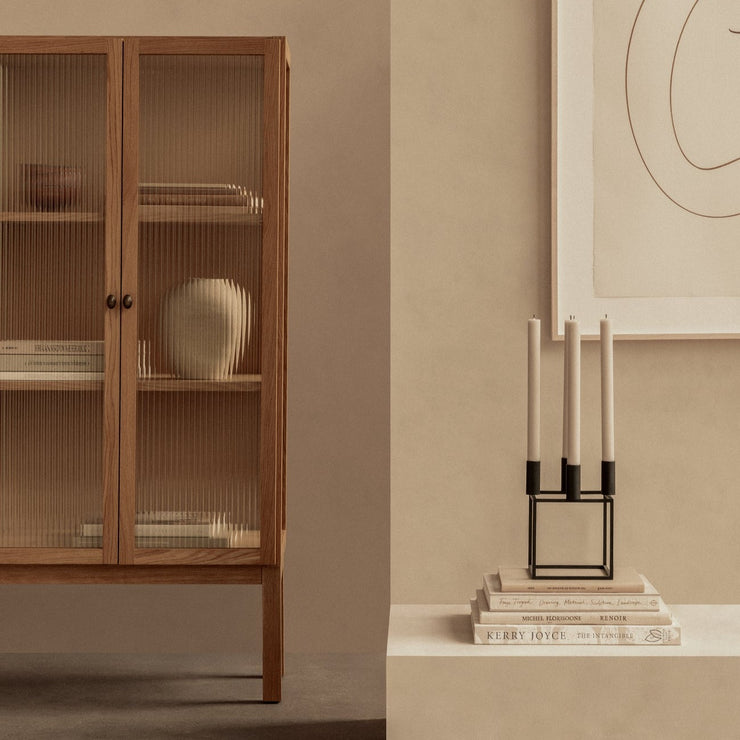 Vitrineskapet Curiosity Cabinet Low fra Audo Copenhagen 