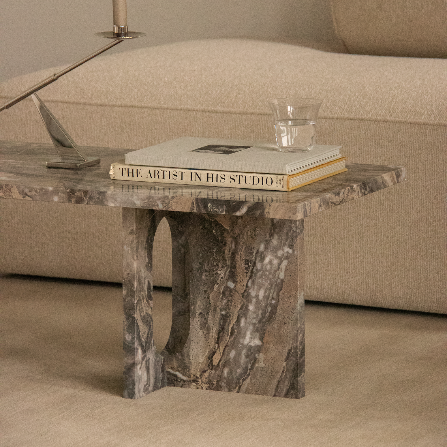 Sofabord Androgyne Lounge Table Grey Galaxy Marble fra Audo Copenhagen.