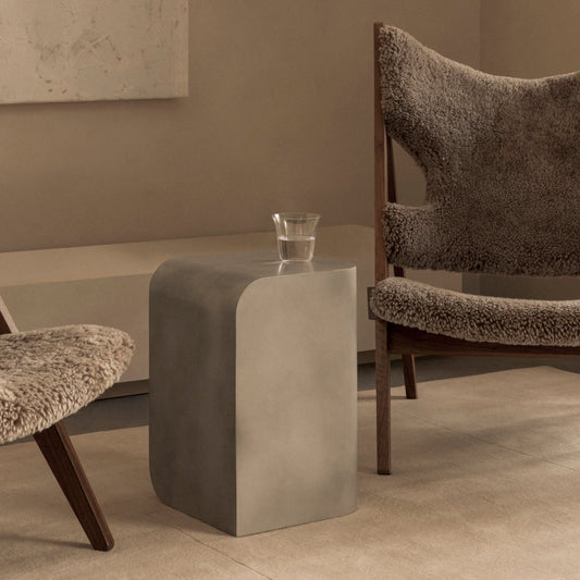 Sidebordet Volume fra Audo Copenhagen, designet av industridesigneren Ted Synnott, er et moderne og skulpturelt sidebord laget av aluminium.  Formen er enkel i sitt utgangspunkt, men er tilført et element av overraskelse. De myke kurvene balanserer det kjølige metallet på en vakker måte og de buede og rette linjene skaper sammen et balansert og dynamisk uttrykk vi liker godt. 