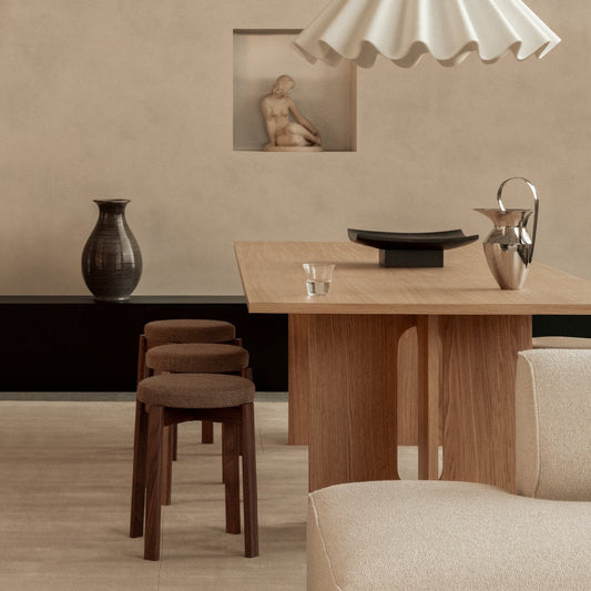 Den allsidige krakken Passage Stool fra Audo Copenhagen er perfekt når du trenger en ekstra sitteplass (eller to) ved spisebordet eller kontorpulten. Med polstret sete blir det en ekstra behagelig sitteplass.