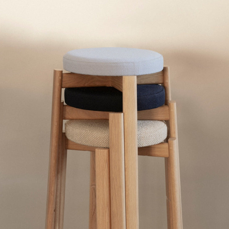 Det finnes også polstrede krakker og barstoler i Passage-serien fra Audo Copenhagen.
