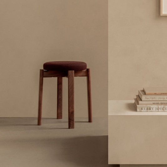 På jakt etter funksjonelle møbler som oser av klassisk, dansk design samtidig som det tar vare på miljøet? Da er serien Passage fra Audo Copenhagen definitivt noe for deg. Krakken Passage Stool kommer i flere fine varianter, med base i vakker valnøtt eller eik – og med og uten polstret sete!