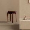 På jakt etter funksjonelle møbler som oser av klassisk, dansk design samtidig som det tar vare på miljøet? Da er serien Passage fra Audo Copenhagen definitivt noe for deg. Krakken Passage Stool kommer i flere fine varianter, med base i vakker valnøtt eller eik – og med og uten polstret sete!