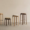 Vi liker formspråket til Passage-serien fra Audo Copenhagen godt – den er renekåren og ærlig i designet. Barstolene (og krakkene) er også tilgjengelige med polstret sete.