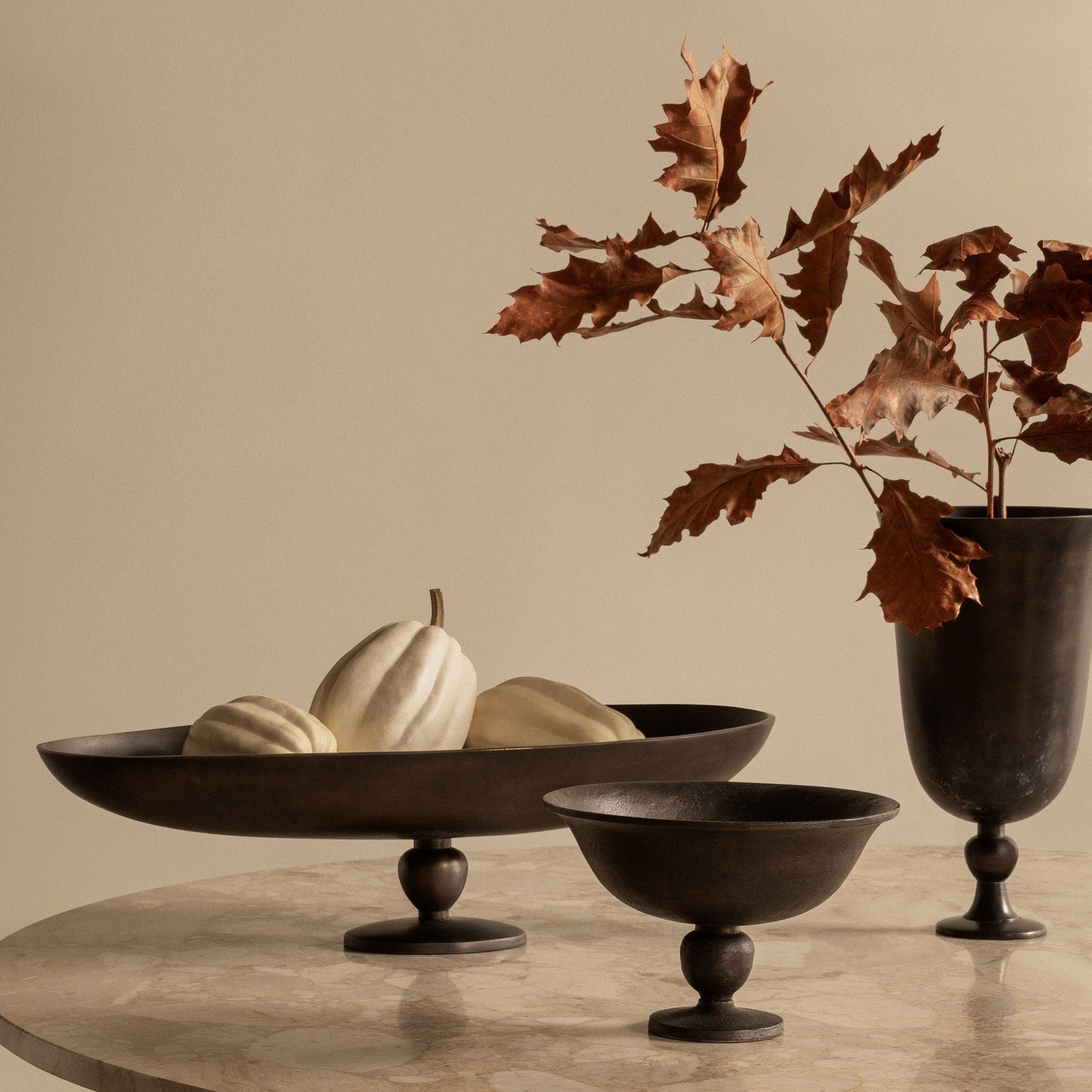 Pavot-kolleksjonen fra Audo Copenhagen består av en vase, en skål og et avlangt fat.