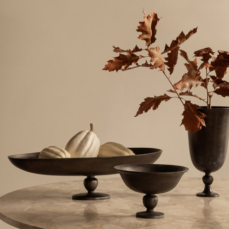Pavot-kolleksjonen fra Audo Copenhagen består av en vase, en skål og et avlangt fat.