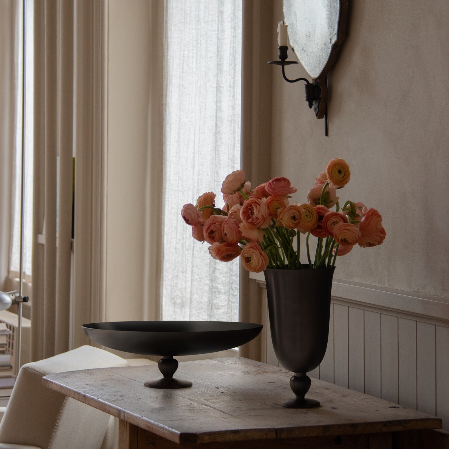Fatet Pivot fra Audo Copenhagen er designet for å tilføre visuell tyngde og ro, og har sin naturlige plass midt på spisebordet, sofabordet eller på en skjenk.